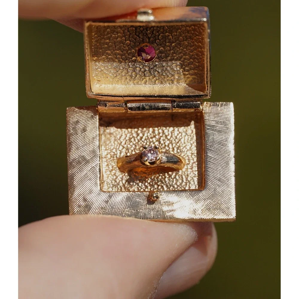 Vintage 14k Solid Yellow Gold Man Made Ruby Engagement Ring Box Pendant Charm
